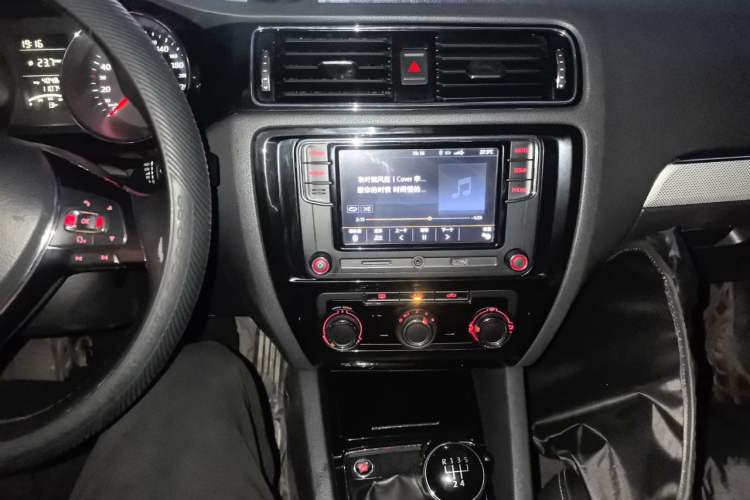 Used Volkswagen Sagitar 2017 1.6L Manual Comfort Model Audio And AC Panel