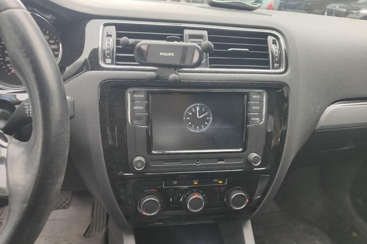 Used Volkswagen Sagitar 2017 230TSI Automatic Comfort Version Audio And AC Panel