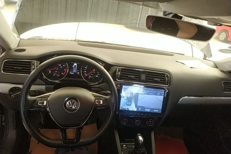Used Volkswagen Sagitar 2017 180TSI Automatic Luxury Edition Center Console