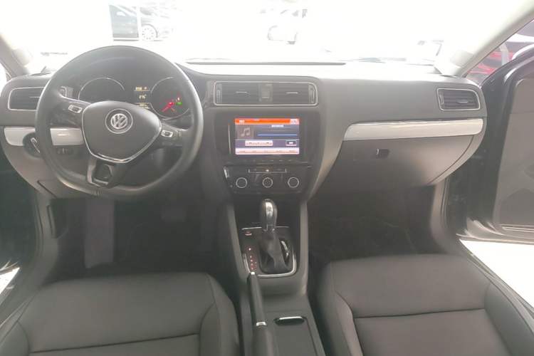 Used Volkswagen Sagitar 2017 230TSI Automatic Comfort Version Center Console