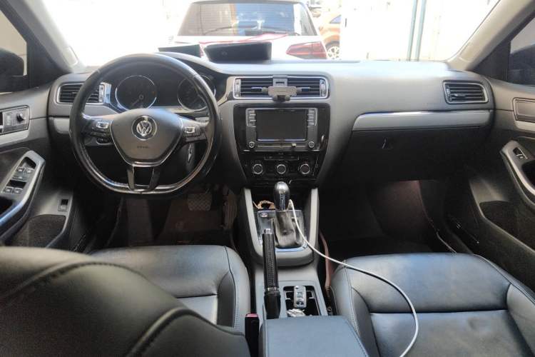 Used Volkswagen Sagitar 2017 230TSI Automatic Comfort Version Center Console