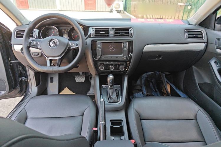 Used Volkswagen Sagitar 2017 1.6L Automatic Comfort Model Center Console