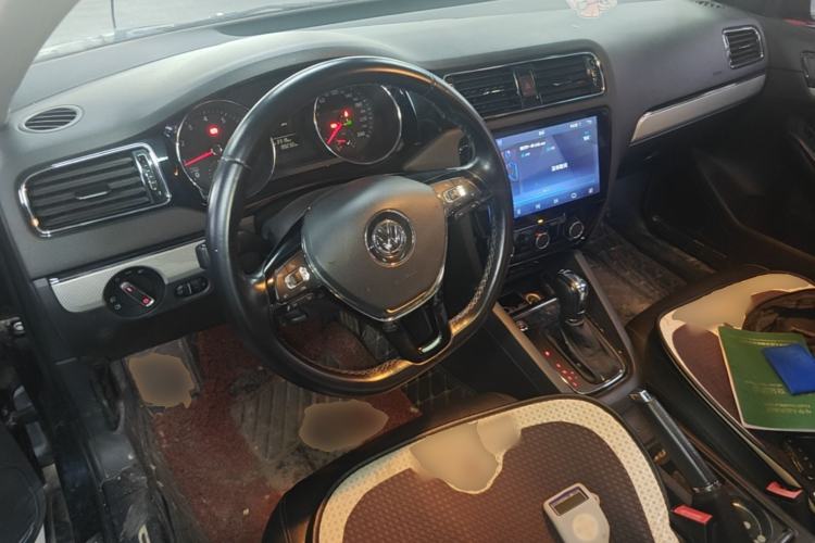 Used Volkswagen Sagitar 2017 230TSI Automatic Comfort Version Center Console