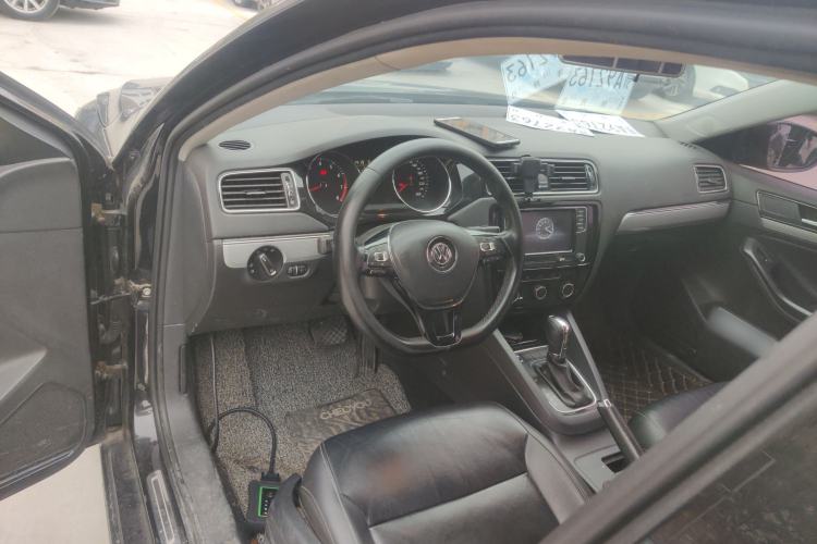 Used Volkswagen Sagitar 2017 1.6L Automatic Comfort Model Center Console