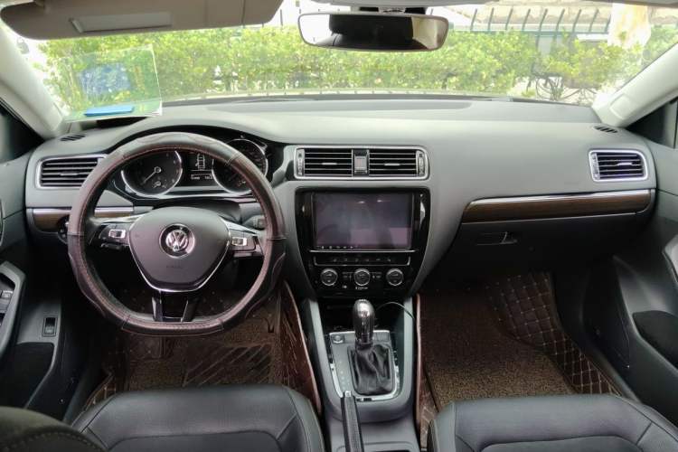 Used Volkswagen Sagitar 2017 230TSI Automatic Luxury Edition Center Console