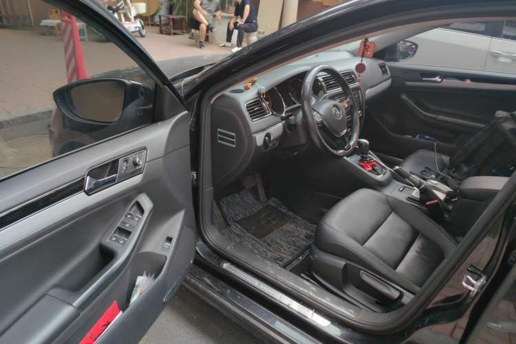 Used Volkswagen Sagitar 2017 230TSI Automatic Comfort Version Driver Seat