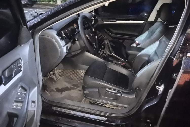 Used Volkswagen Sagitar 2017 1.6L Manual Comfort Model Driver Seat