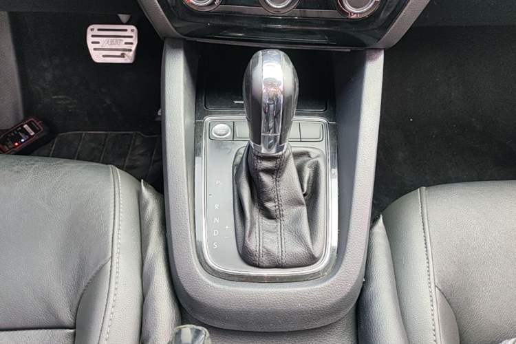 Used Volkswagen Sagitar 2017 1.6L Automatic Comfort Model Gear Lever