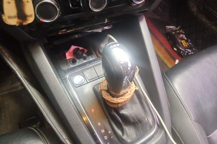 Used Volkswagen Sagitar 2017 230TSI Automatic Comfort Version Gear Lever