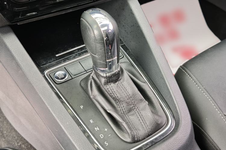 Used Volkswagen Sagitar 2017 1.6L Automatic Comfort Model Gear Lever
