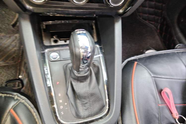 Used Volkswagen Sagitar 2017 230TSI Automatic Comfort Version Gear Lever