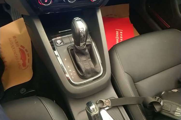Used Volkswagen Sagitar 2017 180TSI Automatic Luxury Edition Gear Lever