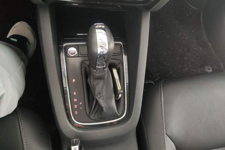 Used Volkswagen Sagitar 2017 230TSI Automatic Comfort Version Gear Lever
