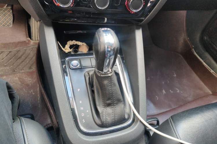 Used Volkswagen Sagitar 2017 230TSI Automatic Comfort Version Gear Lever