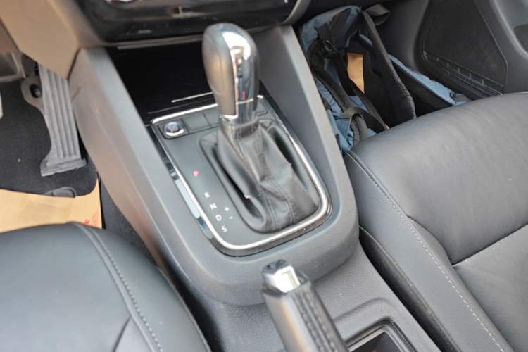 Used Volkswagen Sagitar 2017 1.6L Automatic Comfort Model Gear Lever