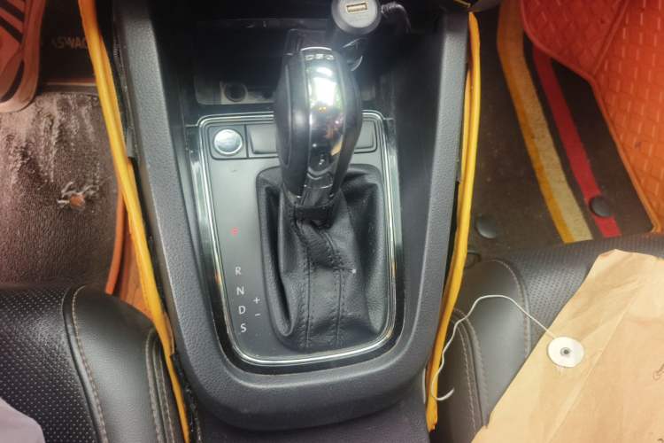 Used Volkswagen Sagitar 2017 230TSI Automatic Luxury Edition Gear Lever