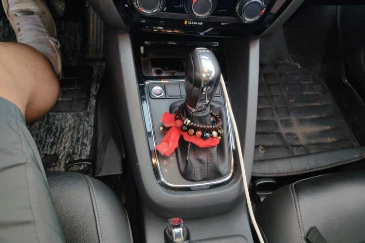 Used Volkswagen Sagitar 2017 230TSI Automatic Comfort Version Gear Lever