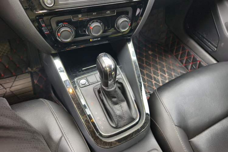Used Volkswagen Sagitar 2017 1.6L Automatic Comfort Model Gear Lever