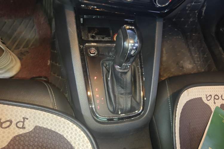 Used Volkswagen Sagitar 2017 230TSI Automatic Comfort Version Gear Lever