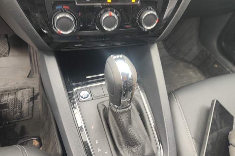 Used Volkswagen Sagitar 2017 230TSI Automatic Comfort Version Gear Lever