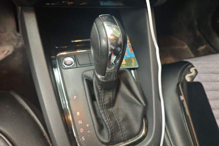 Used Volkswagen Sagitar 2017 1.6L Automatic Comfort Model Gear Lever