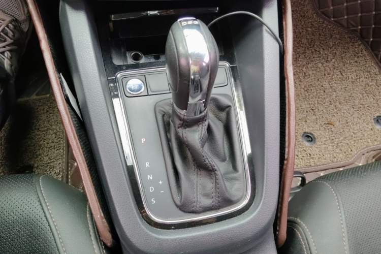 Used Volkswagen Sagitar 2017 230TSI Automatic Luxury Edition Gear Lever