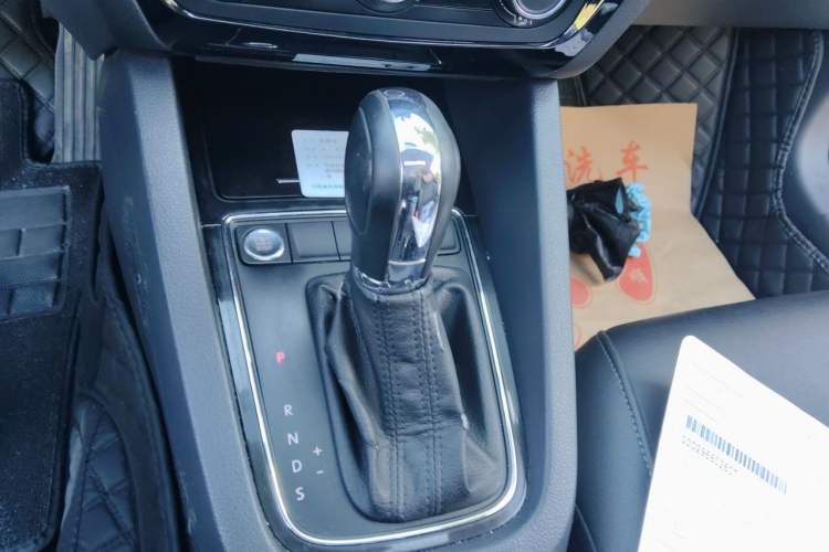 Used Volkswagen Sagitar 2017 1.6L Automatic Comfort Model Gear Lever
