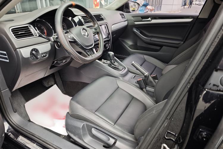 Used Volkswagen Sagitar 2017 1.6L Automatic Comfort Model Interior 1