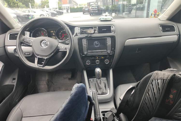 Used Volkswagen Sagitar 2017 230TSI Automatic Comfort Version Interior 2
