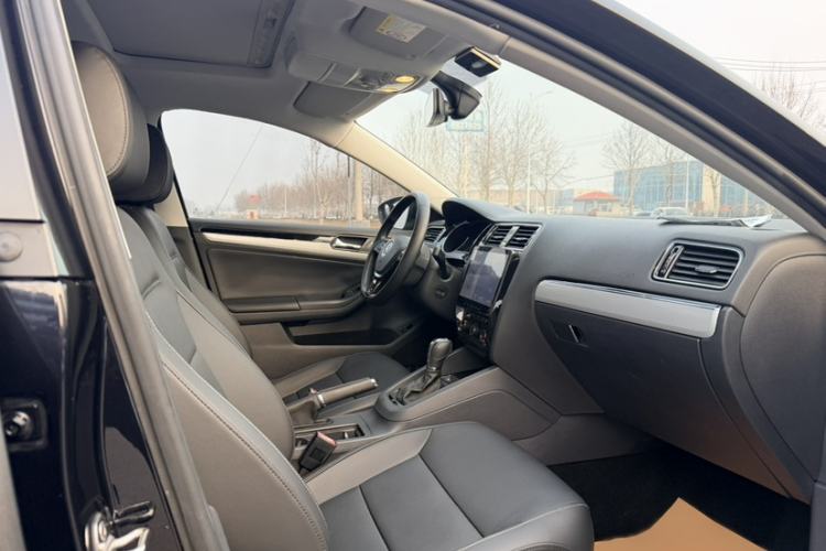 Used Volkswagen Sagitar 2017 180TSI Automatic Luxury Edition Interior 3