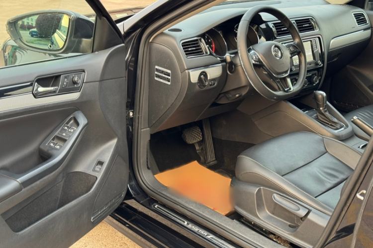 Used Volkswagen Sagitar 2017 1.6L Automatic Comfort Model Interior 3