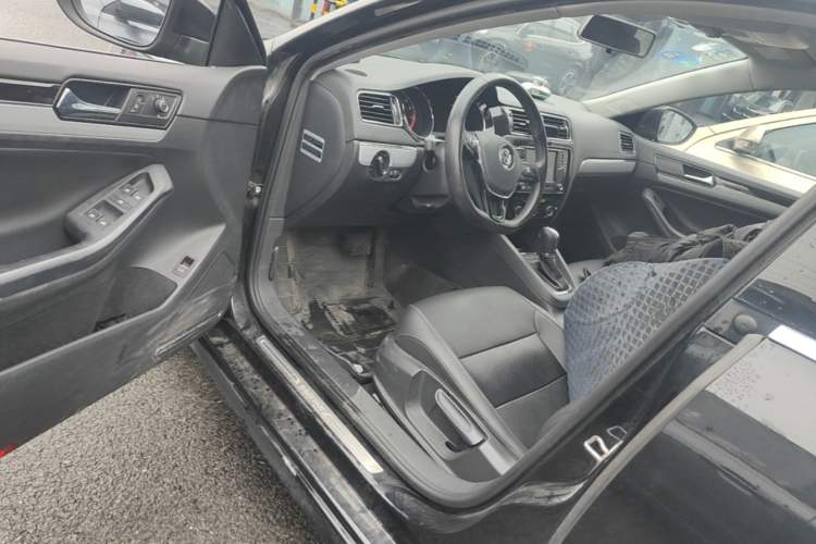 Used Volkswagen Sagitar 2017 230TSI Automatic Comfort Version Interior 3