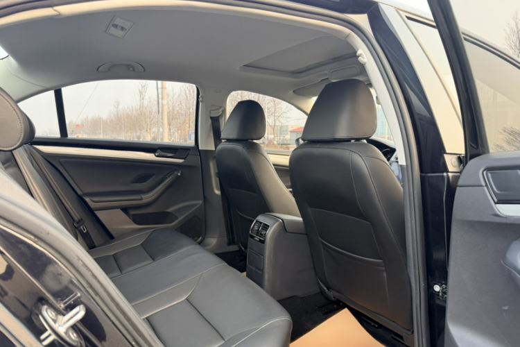 Used Volkswagen Sagitar 2017 180TSI Automatic Luxury Edition Interior 4