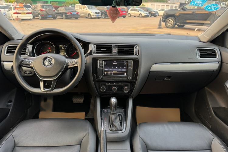 Used Volkswagen Sagitar 2017 1.6L Automatic Comfort Model Interior 5