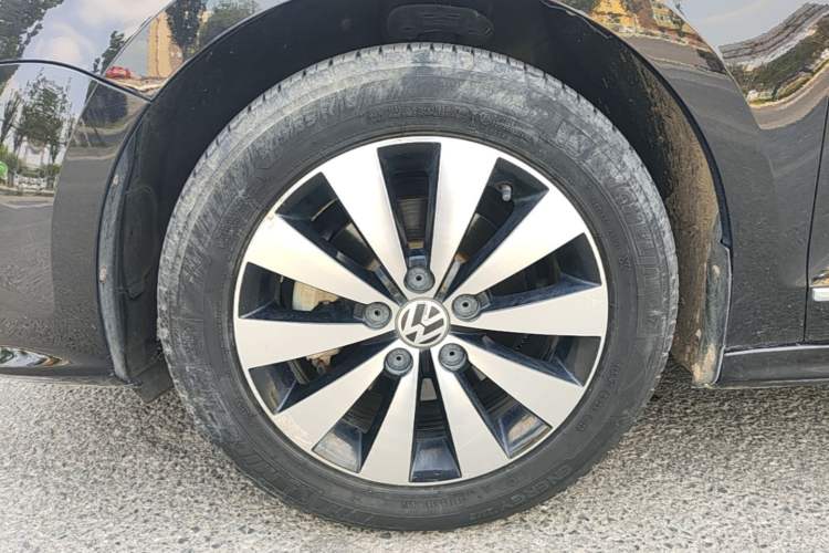 Used Volkswagen Sagitar 2017 1.6L Automatic Comfort Model Left Front Wheel Hub