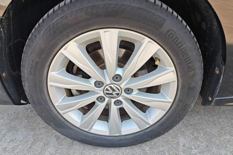 Used Volkswagen Sagitar 2017 1.6L Automatic Comfort Model Left Front Wheel Hub
