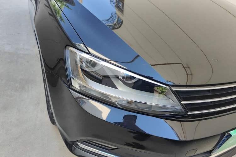 Used Volkswagen Sagitar 2017 230TSI Automatic Comfort Version Right Front Headlight