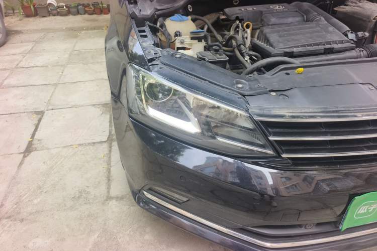 Used Volkswagen Sagitar 2017 230TSI Automatic Luxury Edition Right Front Headlight