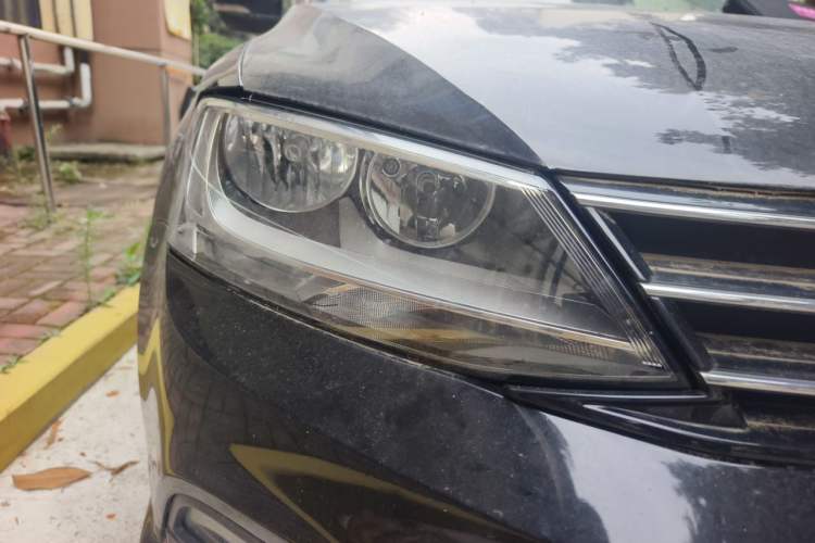 Used Volkswagen Sagitar 2017 1.6L Manual Comfort Model Right Front Headlight