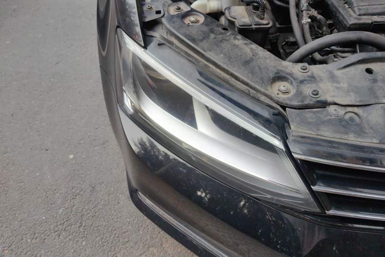 Used Volkswagen Sagitar 2017 230TSI Automatic Comfort Version Right Front Headlight