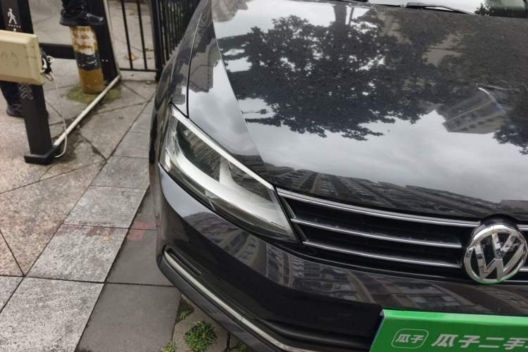Used Volkswagen Sagitar 2017 1.6L Automatic Comfort Model Right Front Headlight