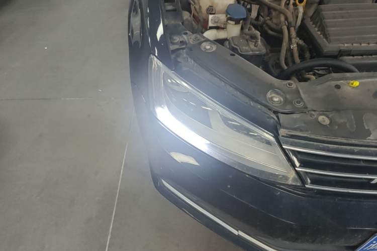 Used Volkswagen Sagitar 2017 230TSI Automatic Comfort Version Right Front Headlight