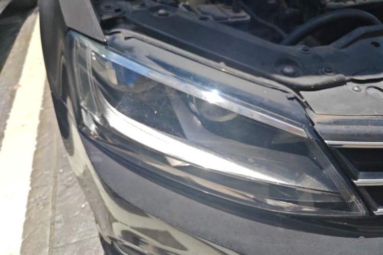 Used Volkswagen Sagitar 2017 1.6L Manual Comfort Model Right Front Headlight