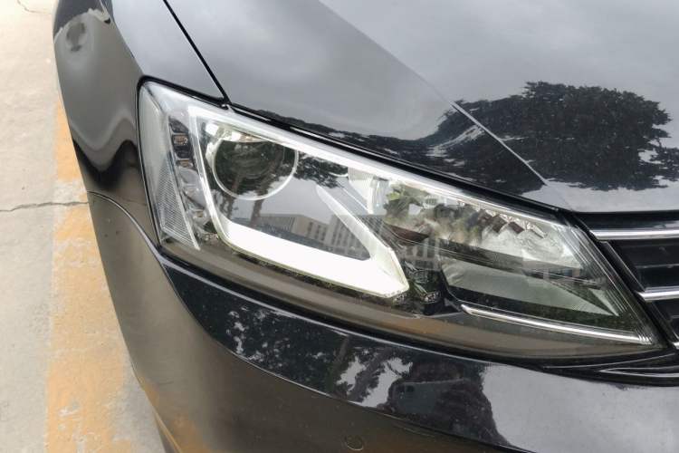 Used Volkswagen Sagitar 2017 230TSI Automatic Luxury Edition Right Front Headlight
