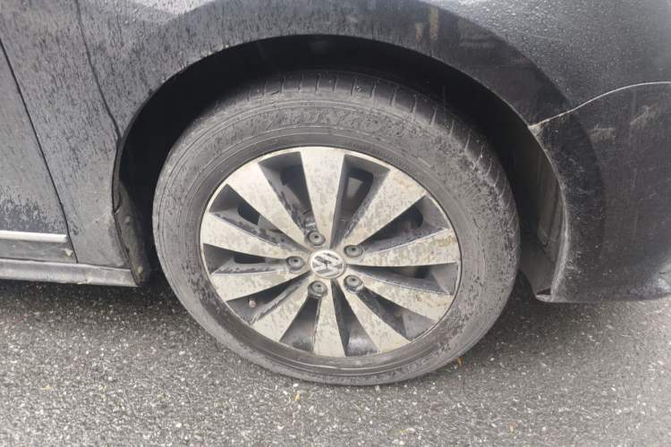 Used Volkswagen Sagitar 2017 230TSI Automatic Comfort Version Right Front Wheel Hub