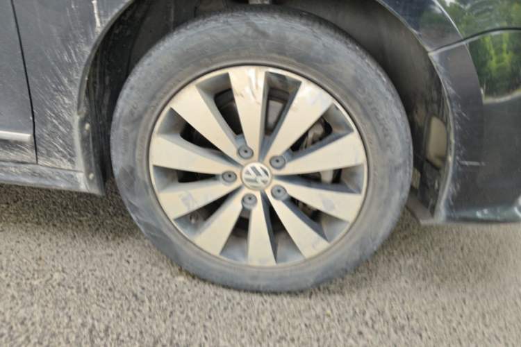 Used Volkswagen Sagitar 2017 230TSI Automatic Comfort Version Right Front Wheel Hub