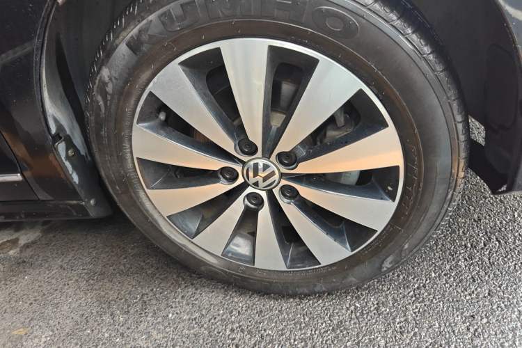 Used Volkswagen Sagitar 2017 1.6L Automatic Comfort Model Right Front Wheel Hub
