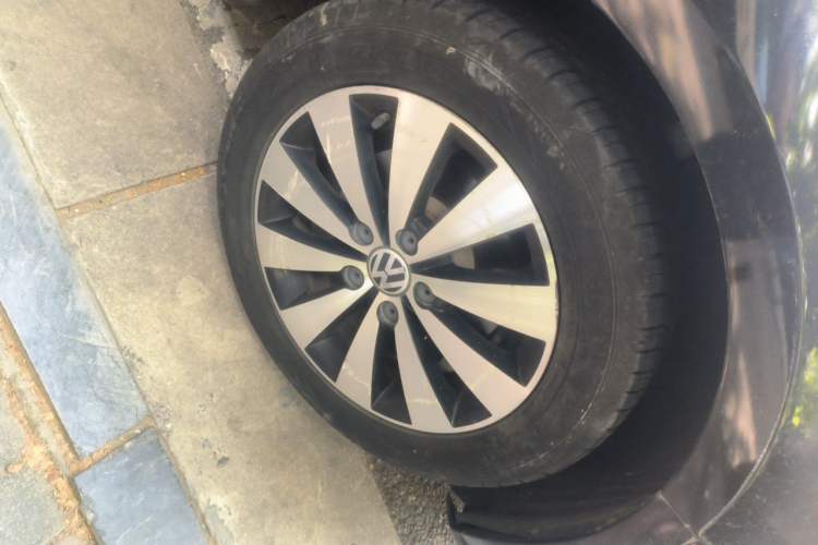 Used Volkswagen Sagitar 2017 1.6L Manual Comfort Model Right Front Wheel Hub