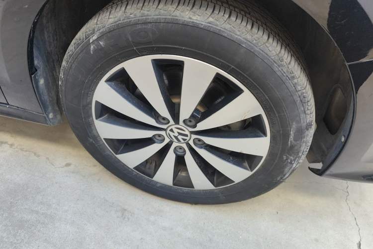 Used Volkswagen Sagitar 2017 230TSI Automatic Comfort Version Right Front Wheel Hub