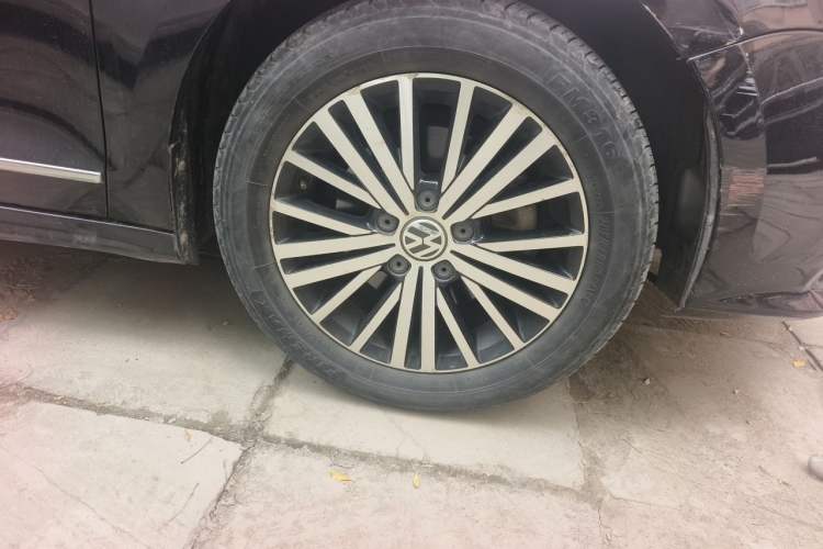 Used Volkswagen Sagitar 2017 230TSI Automatic Luxury Edition Right Front Wheel Hub